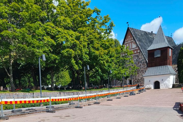 I bilden finns Esbo domkyrka, klockstapeln och byggstängsel.