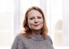 Katri tittar leende fram.