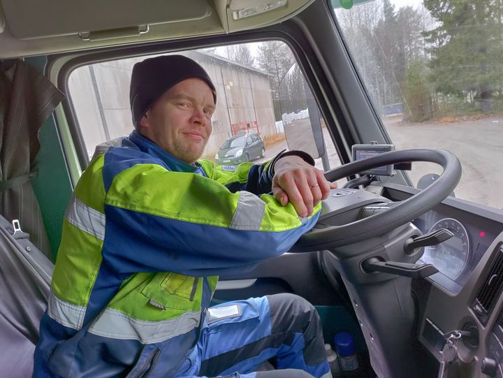 Kuljettaja Tero Ihalainen näkee ratin takaa paitsi hienot keskisuomalaiset maisemat, myös tiestön vuosi vuodelta heikentyneen kunnon. Kuva: Hannu Tuovinen, Aktlehti.fi arkistokuva: