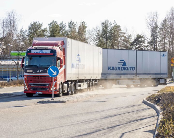 Jari Olkkosen liikkuva työmaa on yli 34-metrinen HCT-rekka. Kesällä rekka kääntyy mutkissa ja ympyröissä ketterästi, talven lumikeleillä huonommin.