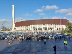 Olympiastadionin parkkipaikalla on kymmeniä takseja ja kuljettajia osoittamassa mieltään