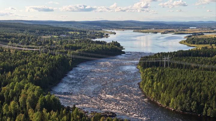 Aurora Line -voimajohto ylittää Tornionjoen ilmakuva 2