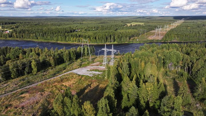Aurora Line -voimajohto ylittää Tornionjoen Ruotsista Suomeen päin