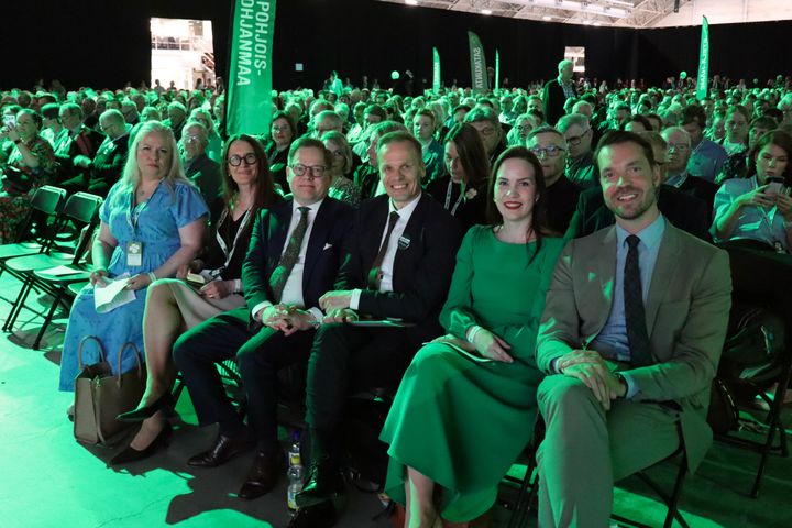 Kuvassa Keskustan varapuheenjohtajaehdokkaat Karoliina Harjuoja, Petra Schulze-Steinen, Markus Lohi, Markku Siponen, Hilkka Kemppi ja Jouni Ovaska.