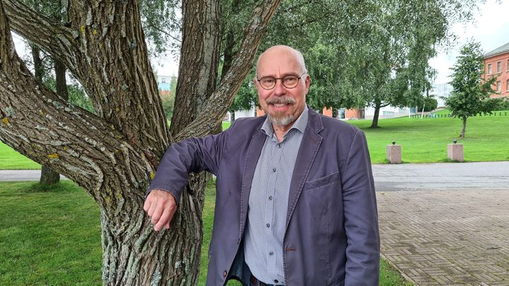 Pertti Wathen Vaasan yliopiston kampuksella..