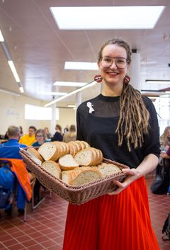 Lotta Alhonnoro ja leipäkori