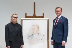 Taiteilija Marjatta Tapiola ja rehtori Jari Kuusisto