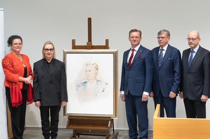 Vaasan yliopiston entisen rehtorin Jari Kuusiston muotokuva paljastettiin 13. lokakuuta. Kuvassa yliopiston nykyinen rehtori Minna Martikainen, taiteilija Marjatta Tapiola, rehtori Jari Kuusisto sekä Vaasan yliopistosäätiön valtuuskunnan varapuheenjohtaja Olav Jern ja säätiön hallituksen varapuheenjohtaja Markku Källström.