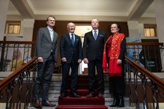 Kuvassa (vas.): Tutkimuksen vararehtori Mika Grundström, säätiön sihteeri Kaj Ericsson, säätiön puheenjohtaja Björn Hartman ja rehtori Minna Martikainen.