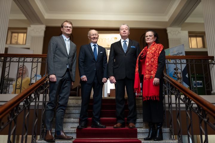Kuvassa (vas.): Tutkimuksen vararehtori Mika Grundström, säätiön sihteeri Kaj Ericsson, säätiön puheenjohtaja Björn Hartman ja rehtori Minna Martikainen.