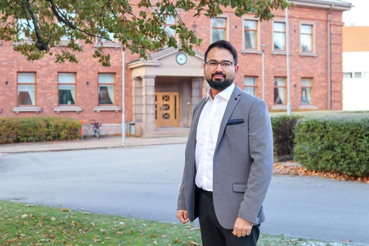 Faisal Imran Vaasan yliopiston kampuksella.