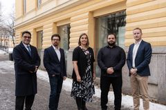 Vaasan yliopiston tiedeviestintä- ja innovaatiopalkintojen saajat: Mohammed Elmusrati, Miadreza Shafie-khah, Heidi Kuusniemi, Mahmoud Elsanhoury ja Sami Vähämaa Vaasan taidehallin edustalla.