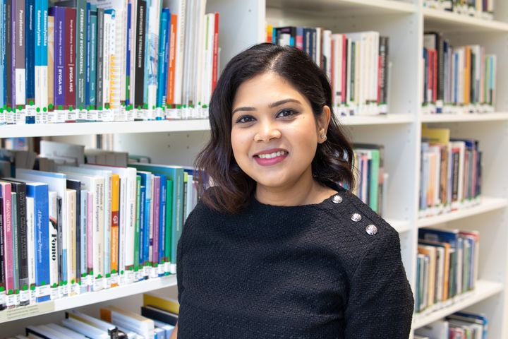 Tania Biswas Vaasan yliopiston kirjastossa.