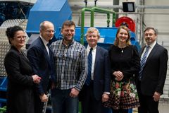Vaasan yliopiston kunniatohtori Jacob Wallenberg ja Wärtsilän konsernijohtaja Håkan Agnevall tutustumassa Vaasan yliopiston energialaboratorioon. Kuvassa myös rehtori Minna Martikainen, professori Maciej Mikulski, yliopiston hallituksen puheenjohtaja Mari Kiviniemi ja varapuheenjohtaja Juha Kytölä.