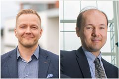 Kaksi miestä katsoo kameraan..