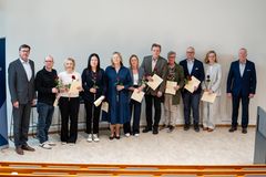 Kuvassa Kauppias Gustaf Svanljungin lahjoitusrahaston apurahan saajia sekä lahjoitusrahaston edustajat. Kuva: Vaasan yliopisto / Sofia Niemelä. Kuva vapaasti käytettävissä.