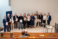 Pohjanmaan kauppakamarin Vaasan kauppakamariosaston Vrahastojen apurahojen saajia ja johtaja Mikael Hallbäck Pohjanmaan kauppakamarista. Kuva: Vaasan yliopisto / Sofia Niemelä. Kuva vapaasti käytettävissä.