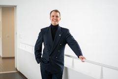 Ville-Pekka Niskanen nojaa kaiteeseen Vaasan yliopiston kampuksella