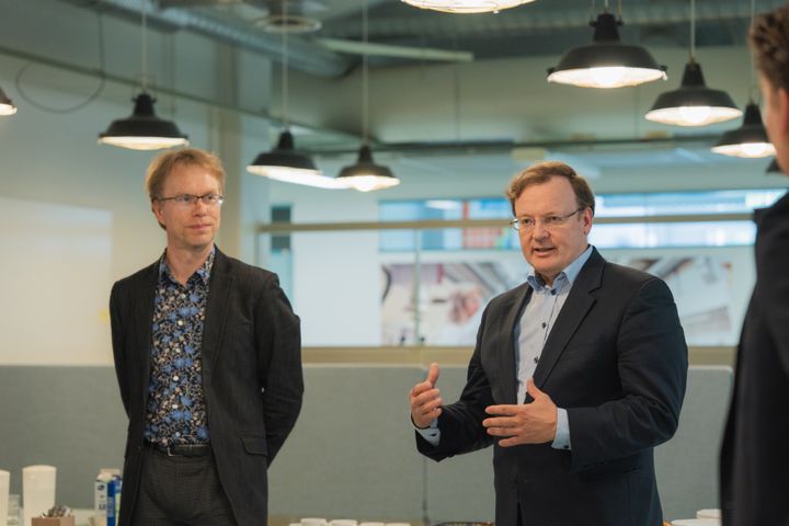 Kuvassa Vaasan yliopiston professori Petri Välisuo ja Tekniikan ja innovaatiojohtamisen akateemisen yksikön dekaani Raine Hermans.