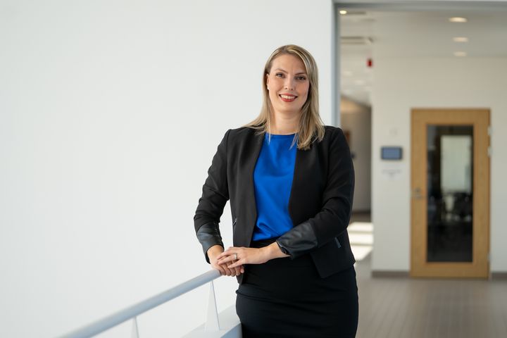 Michaela Hissa osoittaa väitöskirjassaan, että jätteistä ja teollisuuden sivuvirroista jalostettuja polttoaineita voidaan hyödyntää päästöjen vähentämiseksi nykyisissä moottorisovelluksissa.