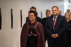 Kuvassa on ihmisiä lukuvuoden avajaiskulkueessa pukeutuneina tummiin, juhlaviin asuihin.