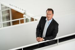 Kuvassa on Jari Isohanni seisomassa yliopiston käytävällä.
