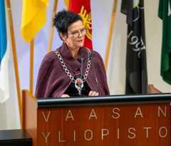 Rehtori Minna Martikainen pitää puheen Vaasan yliopiston lukuvuoden avajaisissa.