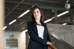 Väitöskirjatutkimus Masoumeh Fathi seisoo Vaasan yliopiston kampuksella portaikossa katsoen kameraan.