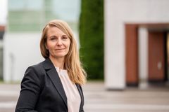 Johanna Jansson seisoo toimistorakennuksen edessä ulkona.