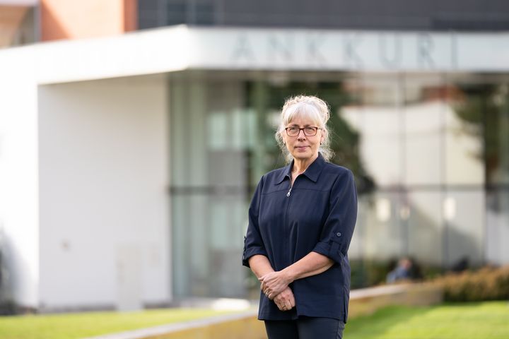 Annikki Hyppönen vehreällä Vaasan yliopiston kampuksella Ankkuri-nimisen rakennuksen edessä