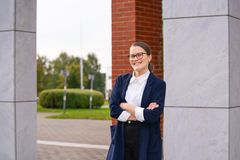 Essi Vesterinen Vaasan yliopiston kampuksella marmoriportin äärellä