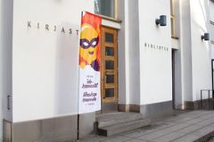 Arkistokuvaa Vaasan tiedekarnevaaleilta. Kuvassa Tiedekarnevaalien lippu Vaasan pääkirjaston edustalla. Kuva: Kai Martonen / Vaasan tiedekarnevaalit