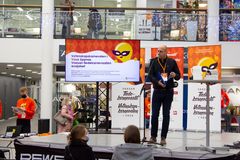 Arkistokuvaa Vaasan tiedekarnevaaleilta kauppakeskus Rewellistä. Kuvassa juontaja Hippi Hovi. Kuva: Kai Martonen / Vaasan tiedekarnevaalit