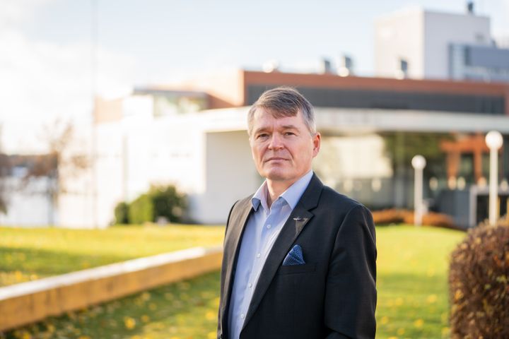 Mikko Punnala seisoo ulkona Vaasan yliopiston kampusalueella.