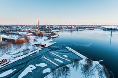 Ilmakuva talvisesta Vaasan yliopiston alueesta meren rannalla.