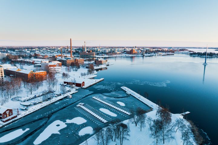 Ilmakuva talvisesta Vaasan yliopiston alueesta meren rannalla.