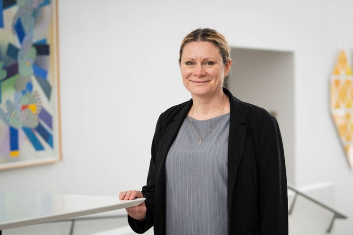 Vaasan yliopiston uusi professori Rebekah Rousi yliopiston sisätiloissa.