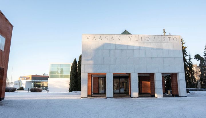 Vaasan yliopiston päärakennus lumisessa maisemassa.