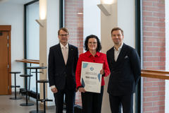 Vararehtori Mika Grundström ja rehtori Minna Martikainen Vaasan yliopistosta sekä LähiTapiola Pohjanmaan toimitusjohtaja Joel Sunabacka seisovat yliopiston sisätiloissa.