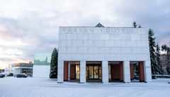 Vaasan yliopiston päärakennus talvisessa maisemassa.