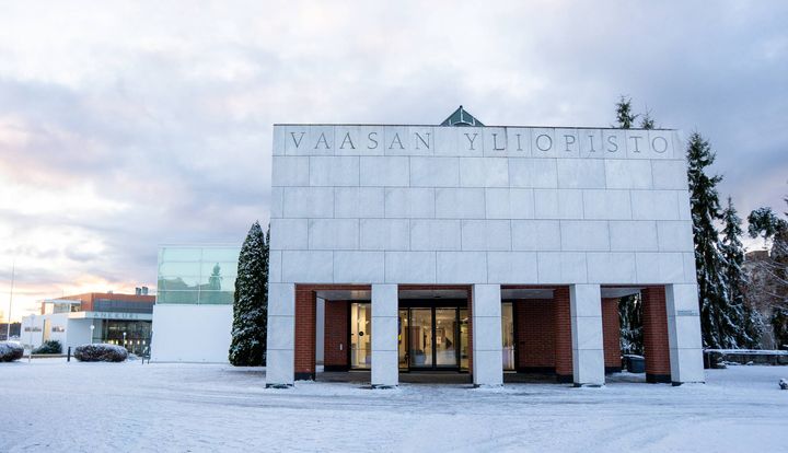 Vaasan yliopiston päärakennus talvisessa maisemassa.