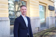 Professori Marko Kohtamäki Vaasan taidehallin edessä. Kuva Vaasan yliopisto / Riikka Kalmi. Kuva vapaasti käytettävissä