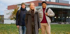 Kolme henkilöä seisoo vierekkäin kampusalueella Vaasan yliopistossa.