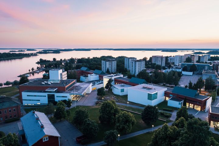 Ilmakuva Vaasan yliopistosta auringonlaskun aikaan.