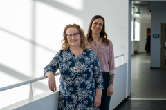 Yliopisto-opettajat Marjut Männistö ja Susanna Mantila yliopiston käytävällä.