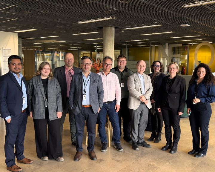 PEAK‑hankkeen projektitiimin ja ohjausryhmän jäseniä sekä seminaarin puhujia hankkeen loppuseminaarissa Vaasan yliopistolla huhtikuussa 2026.