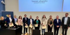 Kauppias Gustaf Svanljungin lahjoitusrahaston säätiön apurahan saajia ja säätiön edustajat. Kuva: Vaasan yliopisto / Ilpo Ojala