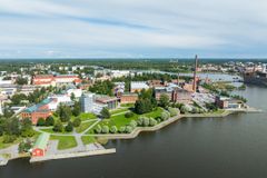 Ilmakuva Vaasan yliopiston kampukselta Vaasassa meren rannalla ja kaupungin