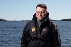 Mikko Lehtimäki seisoo veden äärellä pelastusliiveissä.
