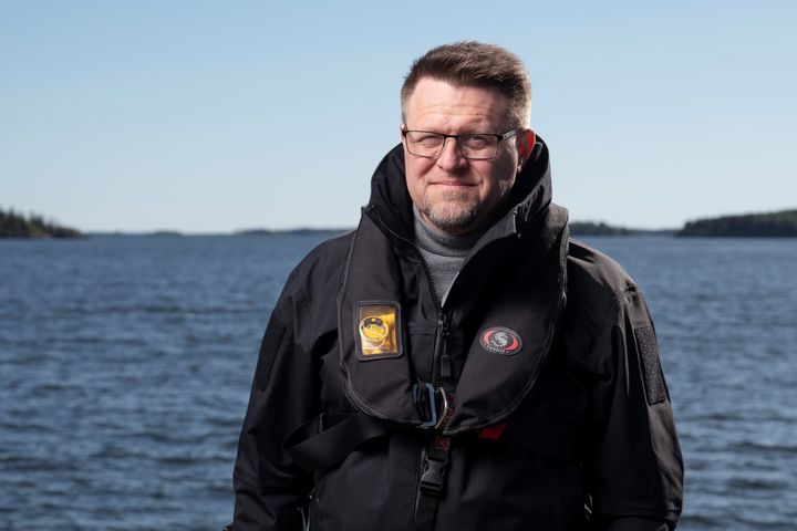 Mikko Lehtimäki seisoo veden äärellä pelastusliiveissä.